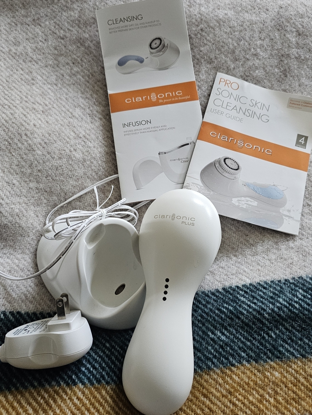 Clarisonic Plus White Sonic Facial Cleansing Device with Base and Guides